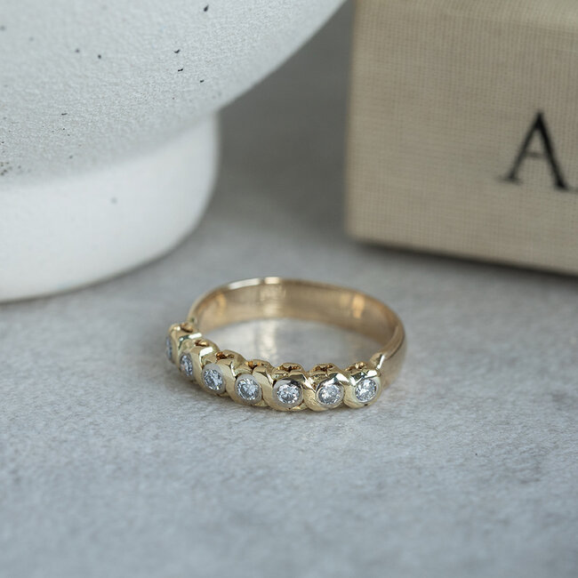 Gouden rijring met diamant 14 karaat