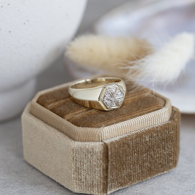 Goldener Ring mit Diamant 14 Karat