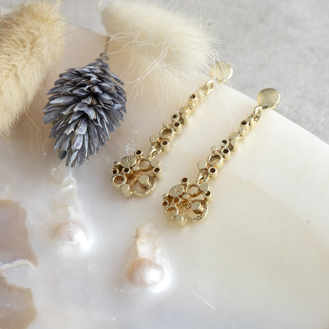 Gouden oorstekers met hanger 14 karaat