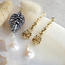 Gouden oorstekers met hanger 14 karaat