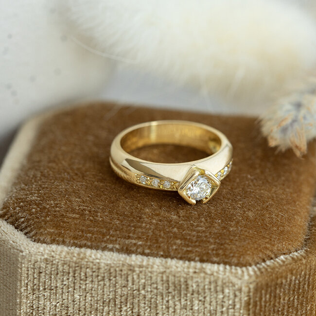 Gold ring with diamond 18 karat