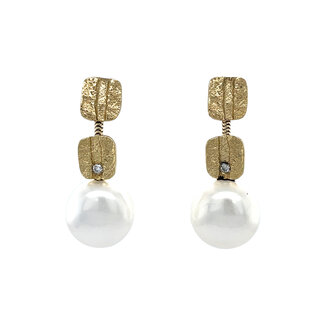 Gouden oorstekers met parel en diamant 18 krt
