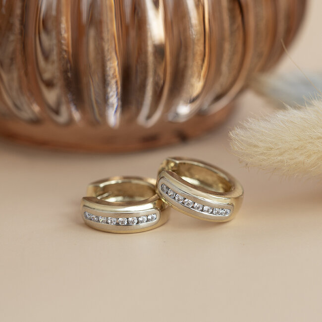 Gouden klapcreolen met zirkonia 14 karaat