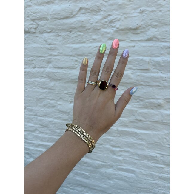 Golden signet ring with carnelian 14 kt