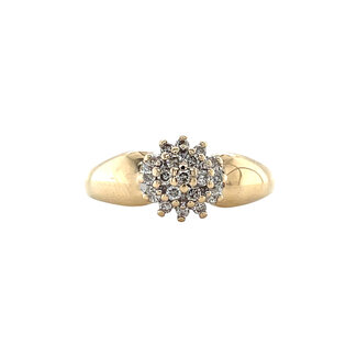 Gold entourage ring with 14 carat diamond