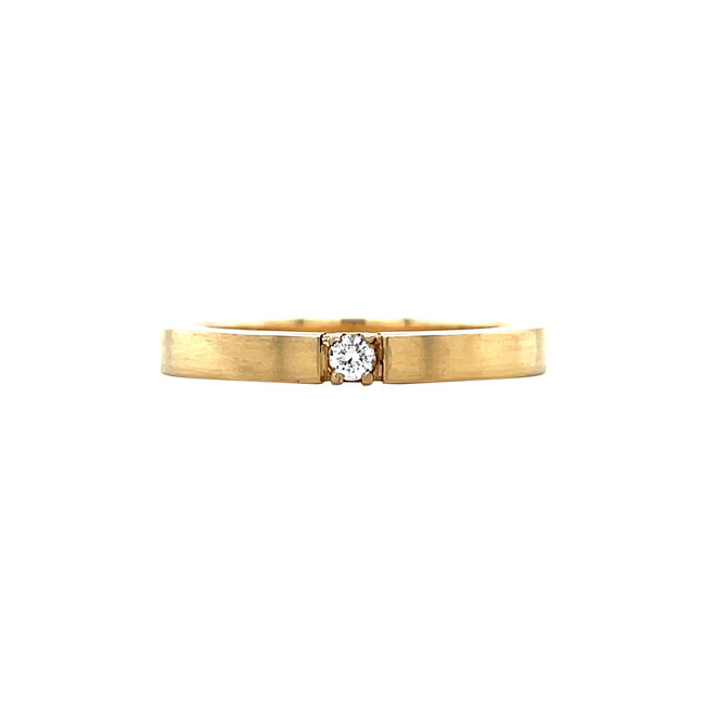 Gold ring with 14 carat diamond
