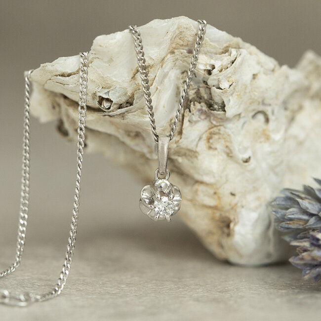 Witgouden collier met diamant hanger 14 karaat