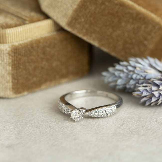 White gold ring with diamond 14 karat