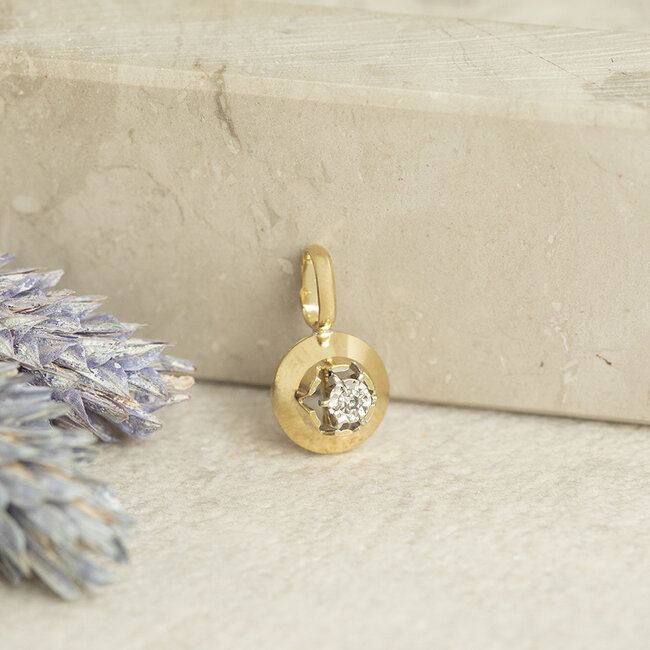 Gouden hanger met diamant 14 karaat
