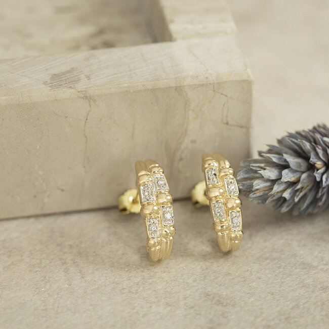 Gouden oorstekers met diamant 14 karaat
