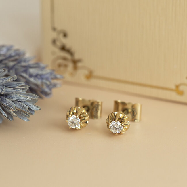 Gouden solitair oorstekers met diamant 14 karaat