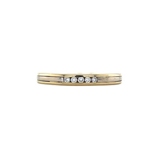 Goldener Ring mit Diamant