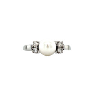 White gold ring with pearl