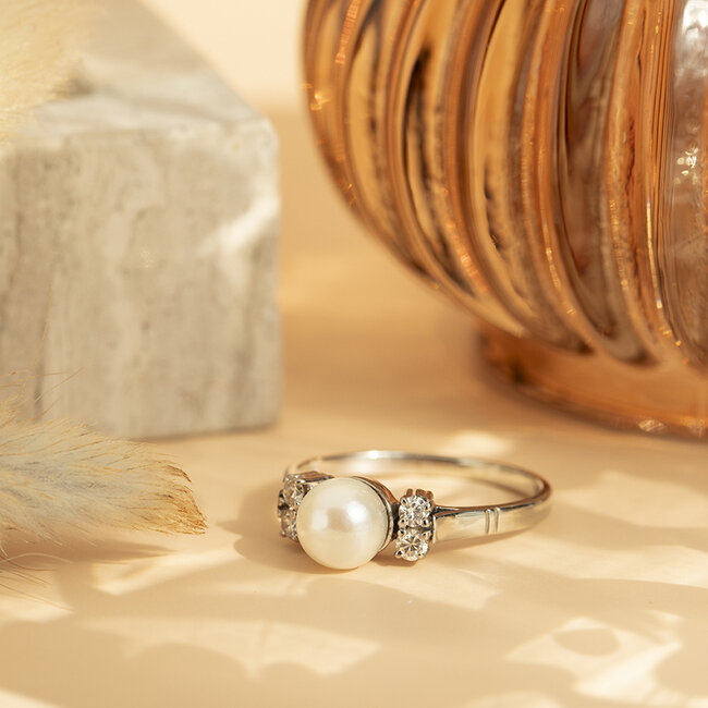 White gold ring with pearl and diamond 14 kt