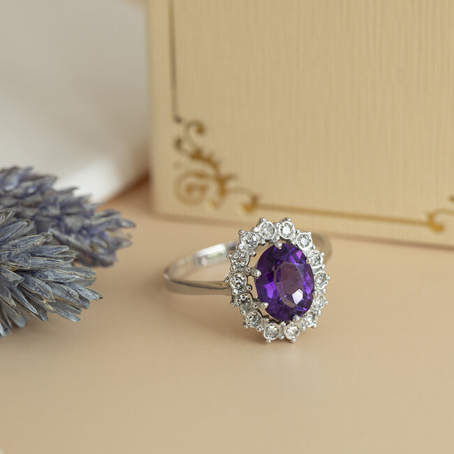 Witgouden entourage ring met amethist en diamant 14 karaat
