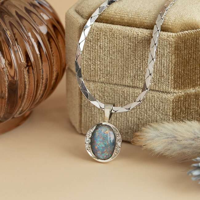 Weißgoldenes Collier mit Opalanhänger 50,5 cm 18 Karat