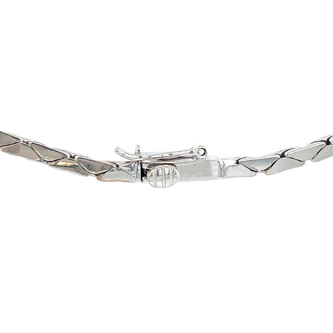 White gold necklace with opal pendant 50.5 cm 18 karat