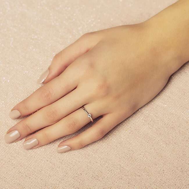 Weißgoldener Solitärring mit Diamant 14 kt