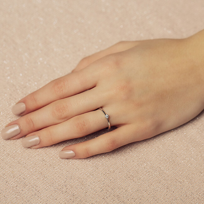 Weißgoldener Solitärring mit Diamant 14 kt