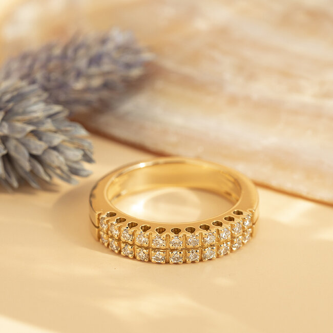Goldener Ring mit Diamant 18 Karat