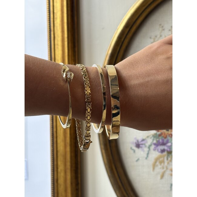 Goldener glatter Armreif 14 Karat