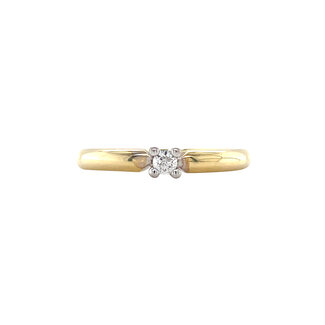 Gold solitaire ring with diamond