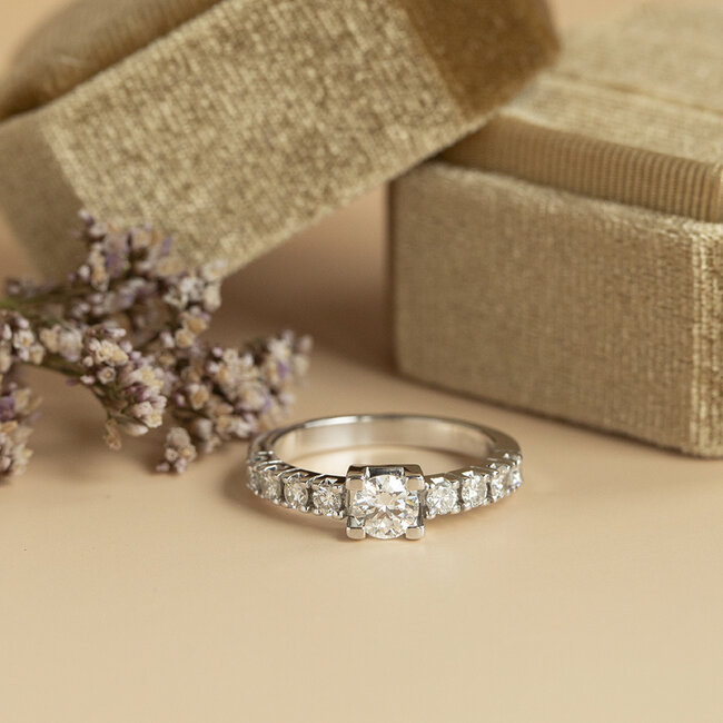 White gold ring with diamond 14 karat