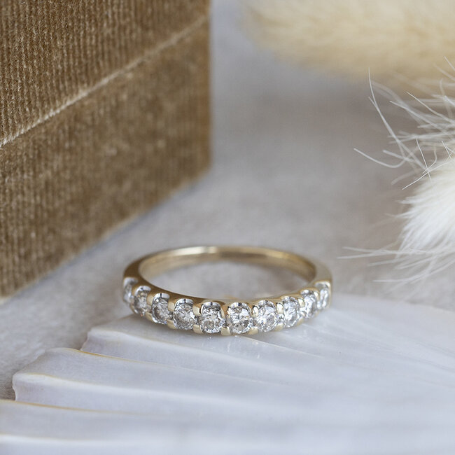Goldener Ring mit Diamant 14 Karat