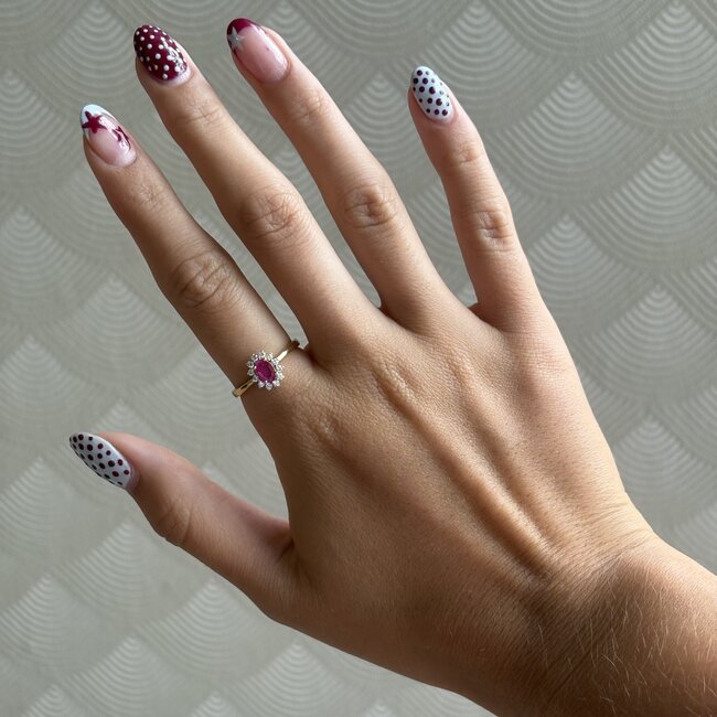 Geelgouden entourage ring met robijn en diamant 14 krt