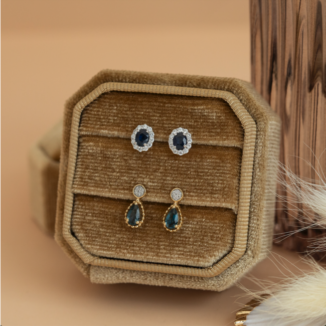 Gouden fantasie oorbellen met topaas en diamant 14 krt