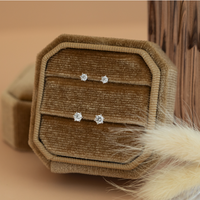 Witgouden solitair oorsteker met diamant 14 krt