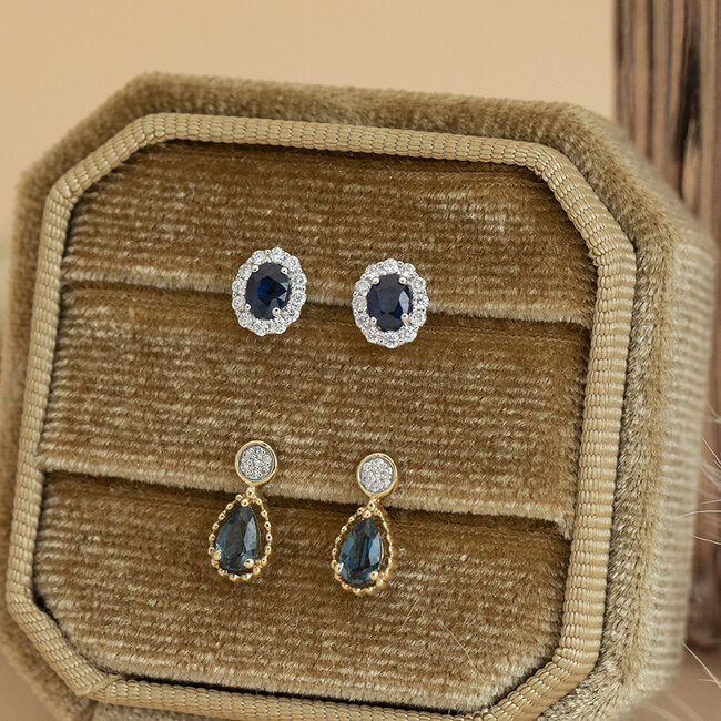 Witgouden entourage oorstekers met saffier en diamant 14 krt
