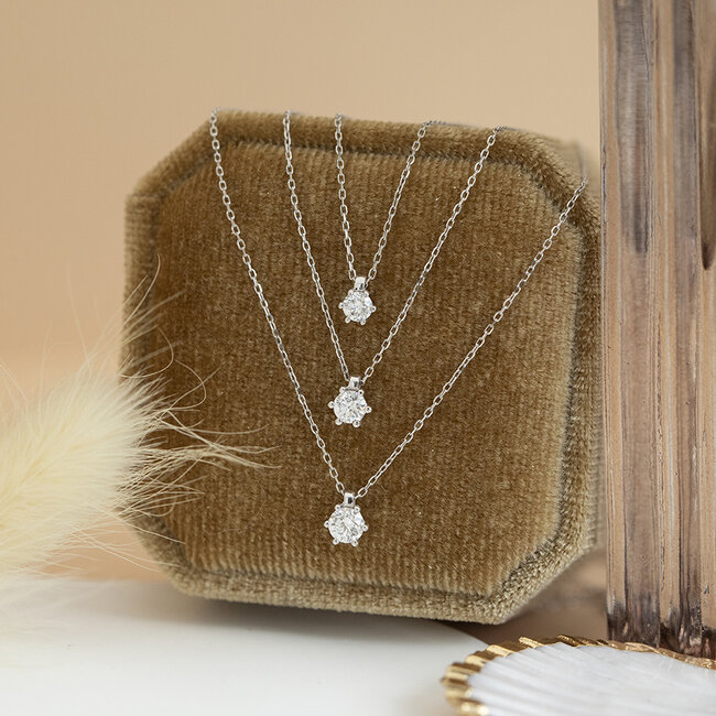 Weißgoldenes Solitär-Collier mit Diamant 14 kt