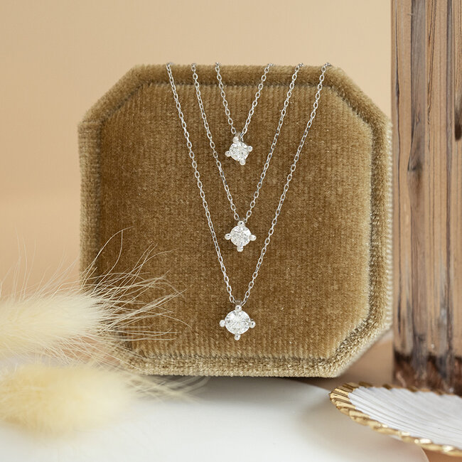 Weißgoldenes Solitär-Collier mit Diamant 14 kt