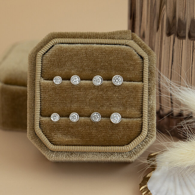 Witgouden solitair oorstekers met diamant 14 krt