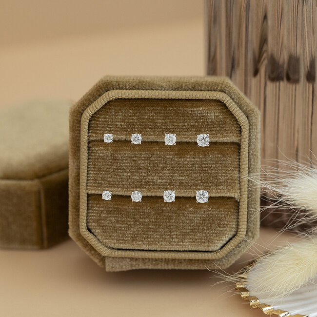 Witgouden solitair oorstekers met diamant 14 krt