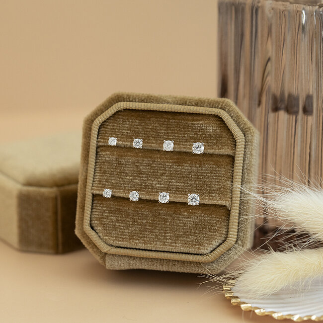 Witgouden solitair oorstekers met diamant 14 krt