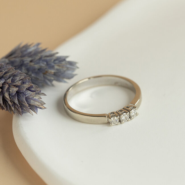 Witgouden ring met diamant 14 karaat