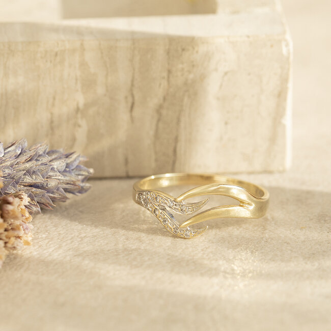 Goldener Fantasiering mit Zirkonia 14 Karat