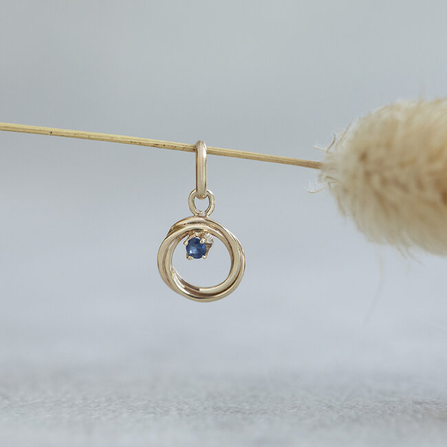 Gouden hanger met saffier 14 karaat