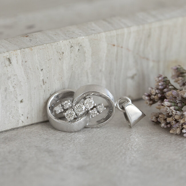 Weißgoldener Anhänger mit Diamant 14 Karat