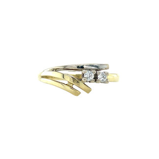 Gold ring with zirconia