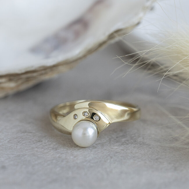 Gouden ring met parel en diamant 14 karaat