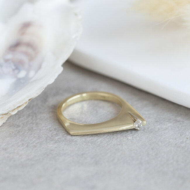 Goldener Ring mit Diamant 14 Karat