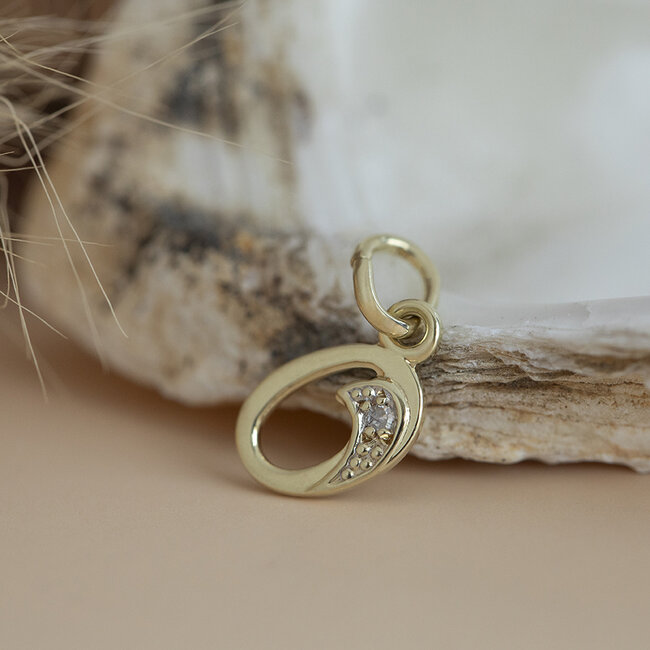 Gouden letter O hanger met diamant 14 karaat
