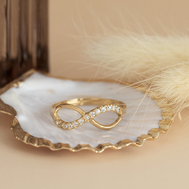 Gouden infinity ring met zirkonia 22 karaat