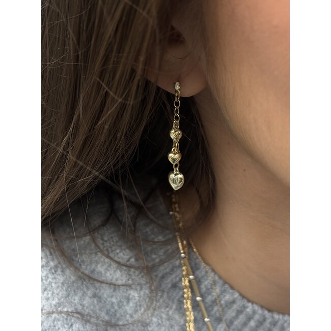 Gouden oorstekers met hangende hartjes 14 karaat