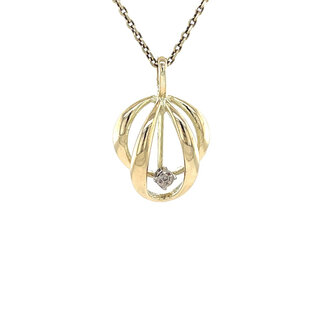 Gold pendant with diamond