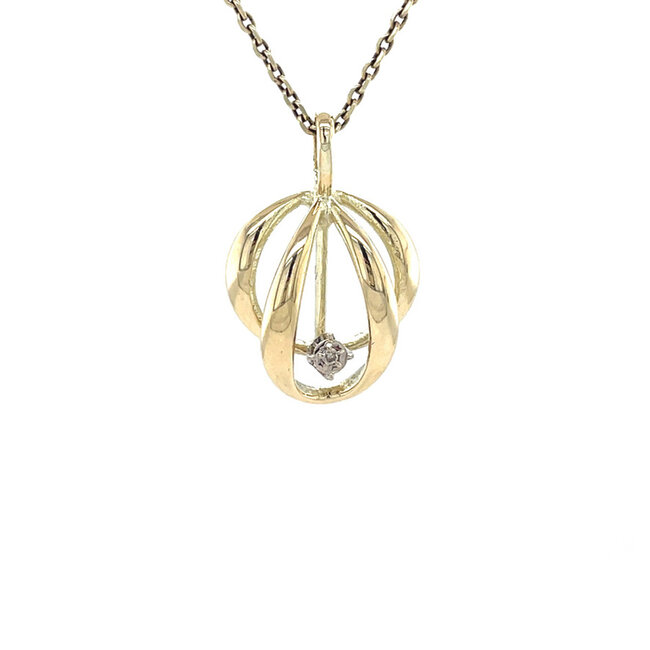 Gold pendant with 14 karat diamond