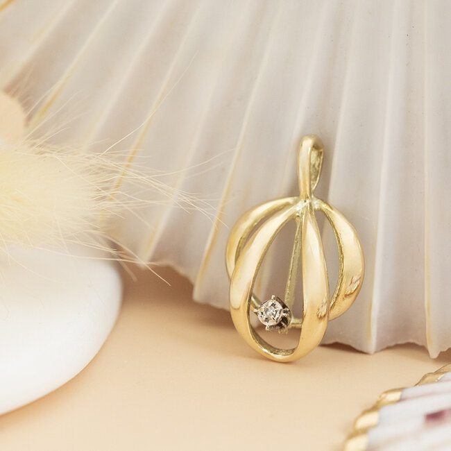 Gouden hanger met diamant 14 karaat